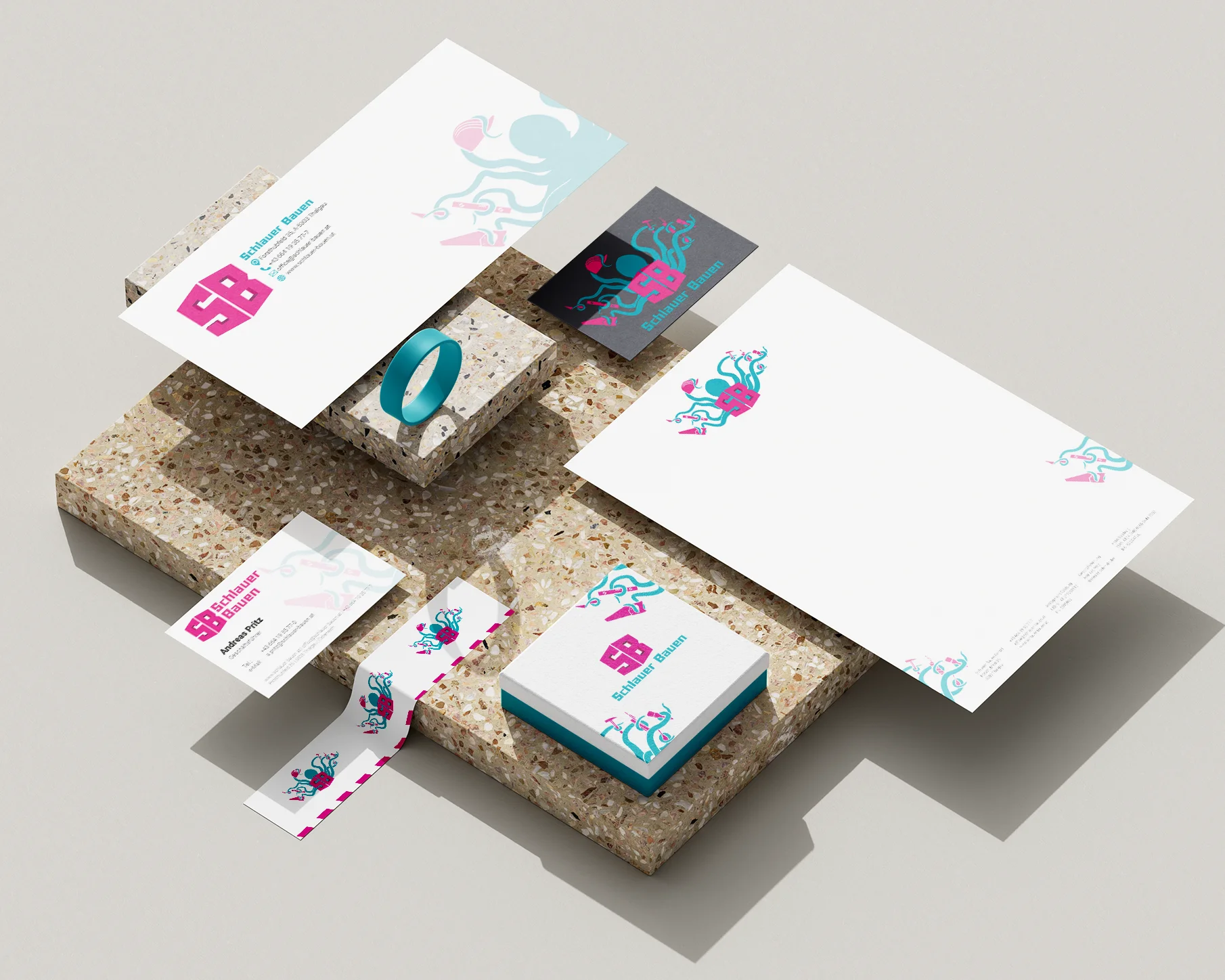 Geschäftsausstattung von Schlauer Bauen mit Briefpapier, Visitenkarten und weiteren Drucksorten im Corporate Design in Pink und Türkis.