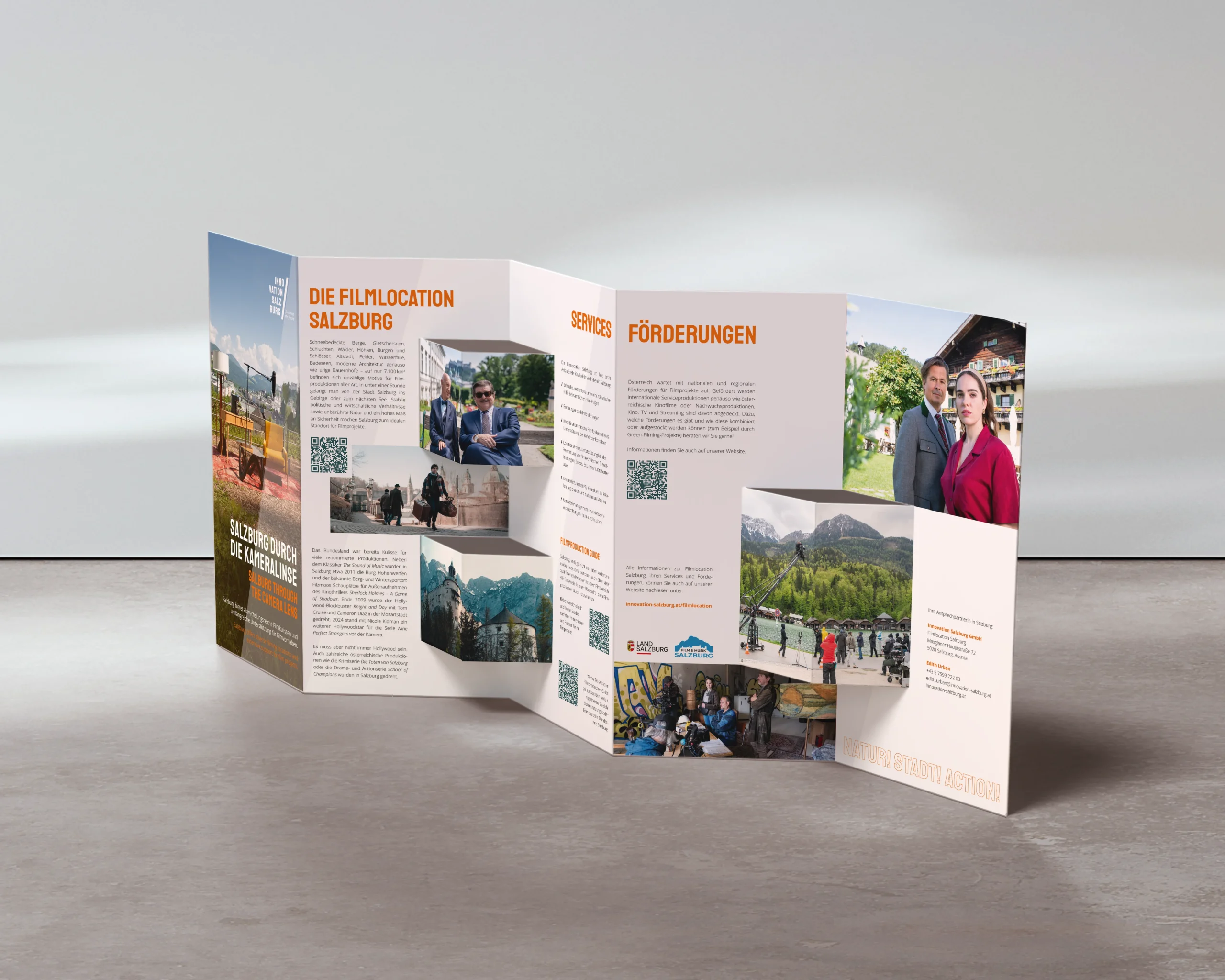 Aufgefalteter Infofolder zur Filmlocation Salzburg mit Informationen zu Filmproduktionen, Services und Förderungen sowie Bildern verschiedener Drehorte in Salzburg.